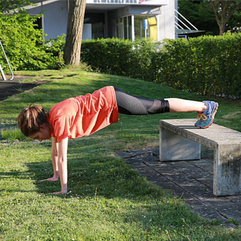 Bewegen Darstellen Tanzen: Krafttraining an der Parkbank